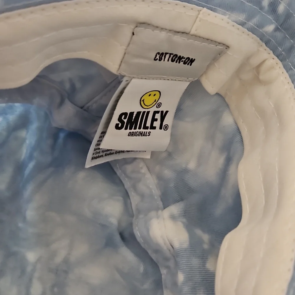 NWT Smiley Face Tie Dye Bucket Hat Light Blue Unisex Kids OS Trendy Festival